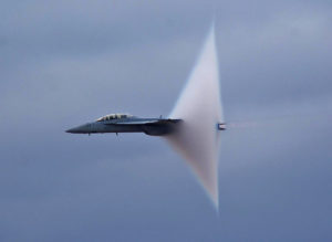 Avião atingindo velocidade super-sônica, e quebrando a barreira do som