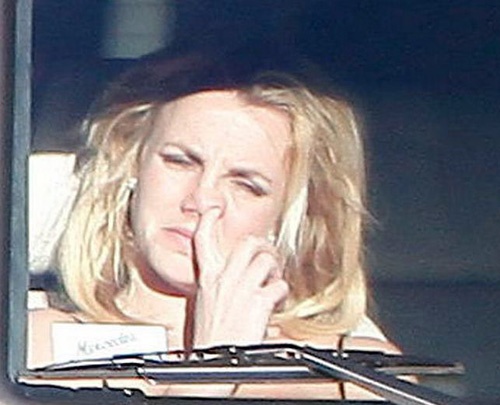 Simulação: Britney Spears cutucando o nariz